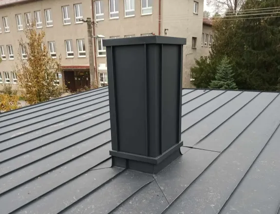 Montáž oplechovania v antracitovej farbe na komín