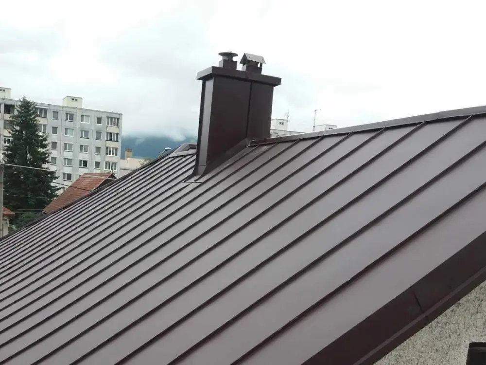 Oplechovanie komína napojené priamo na falcovanú strešnú krytinu