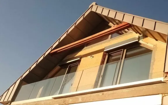 Oplechovaný podhľad na dvojpodlažnom dome