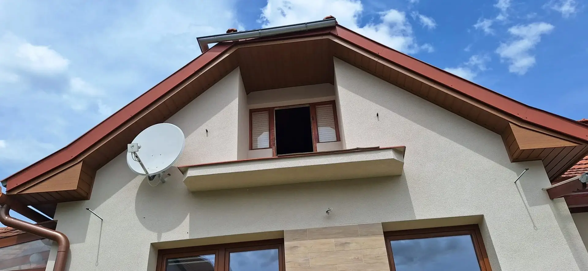 Estetické a bezúdržbové podbitie strechy plechovými lamelami v dekore dreva v obci Bugľovce