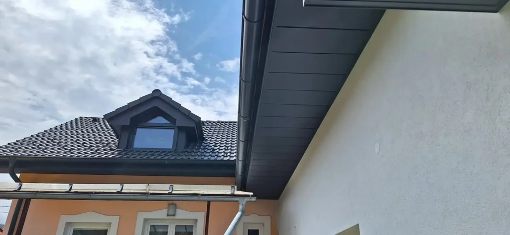 RD v Kluknave – oplechovanie vikierov,štítov a podbitie strechy SOFIT panelom - 14