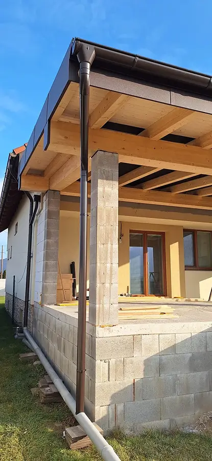 Kvalitné zastrešenie prístavby falcovanou krytinou v Medzanoch - 6