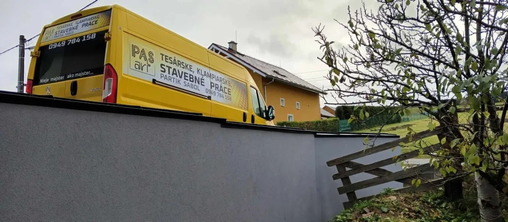 Komplexné podbitie a opláštenie strechy RD v Šuňave – antracitový hliník KJG - 2