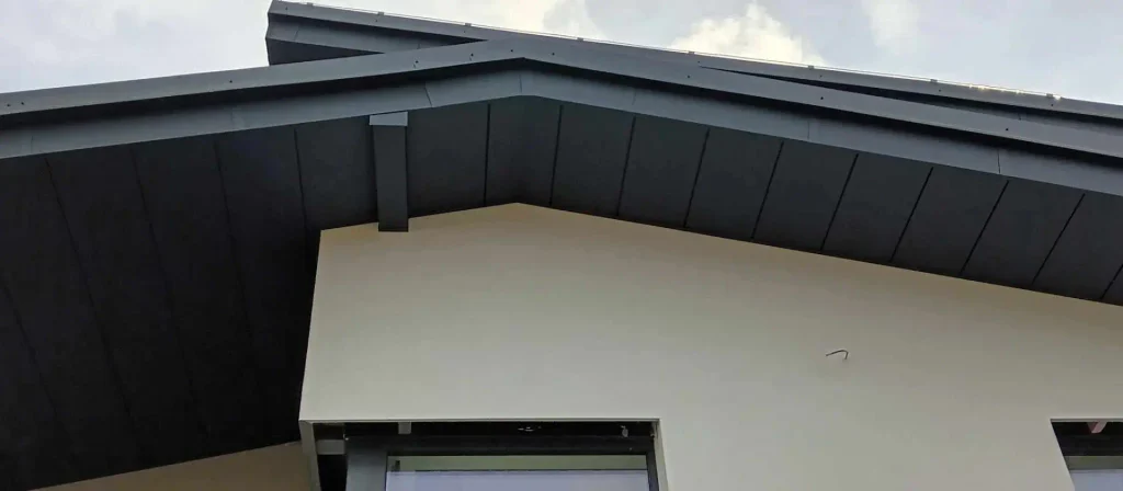 Komplexné podbitie a opláštenie strechy RD v Šuňave – antracitový hliník KJG - 11