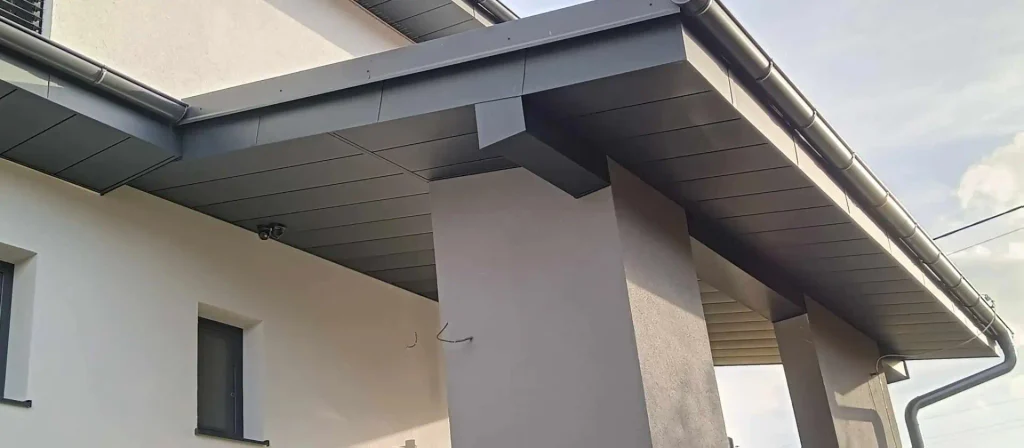 Komplexné podbitie a opláštenie strechy RD v Šuňave – antracitový hliník KJG - 13