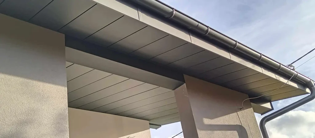 Komplexné podbitie a opláštenie strechy RD v Šuňave – antracitový hliník KJG - 1