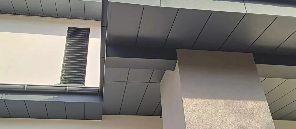 Komplexné podbitie a opláštenie strechy RD v Šuňave – antracitový hliník KJG - 14