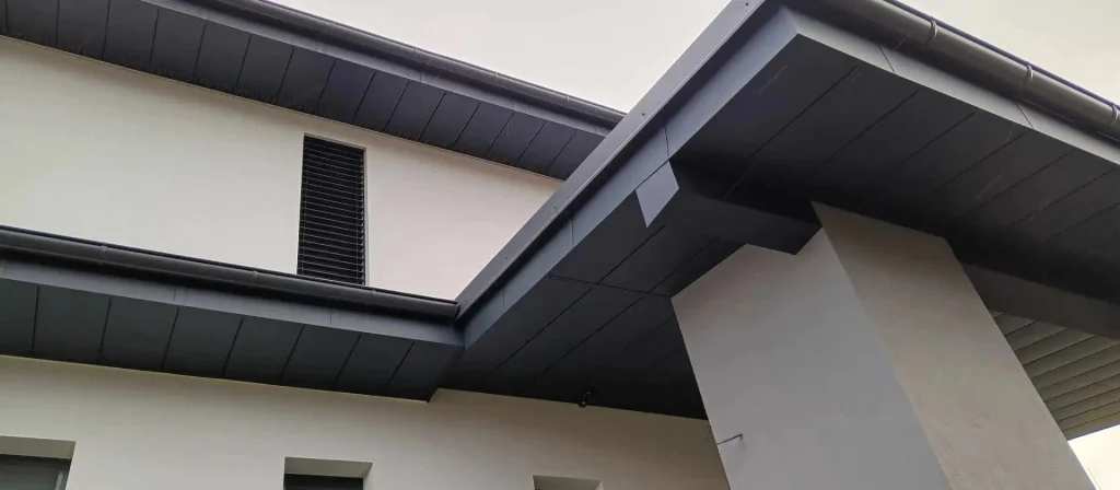 Komplexné podbitie a opláštenie strechy RD v Šuňave – antracitový hliník KJG - 17