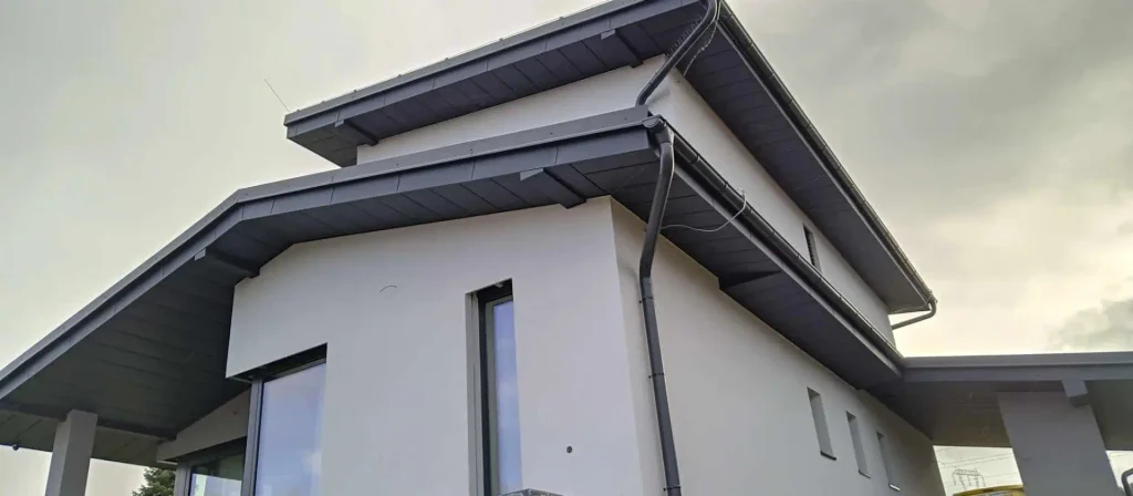 Komplexné podbitie a opláštenie strechy RD v Šuňave – antracitový hliník KJG - 19