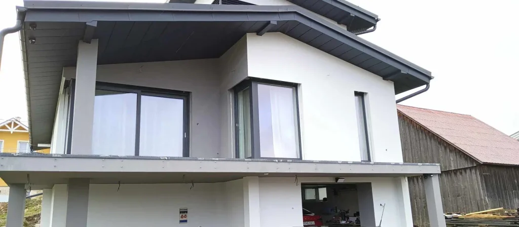 Komplexné podbitie a opláštenie strechy RD v Šuňave – antracitový hliník KJG - 1