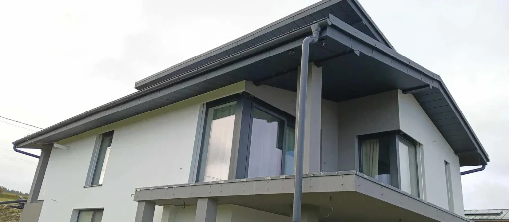 Komplexné podbitie a opláštenie strechy RD v Šuňave – antracitový hliník KJG - 21