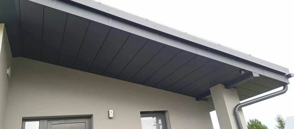 Komplexné podbitie a opláštenie strechy RD v Šuňave – antracitový hliník KJG - 23
