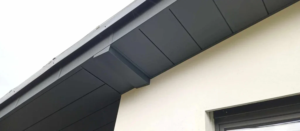 Komplexné podbitie a opláštenie strechy RD v Šuňave – antracitový hliník KJG - 24