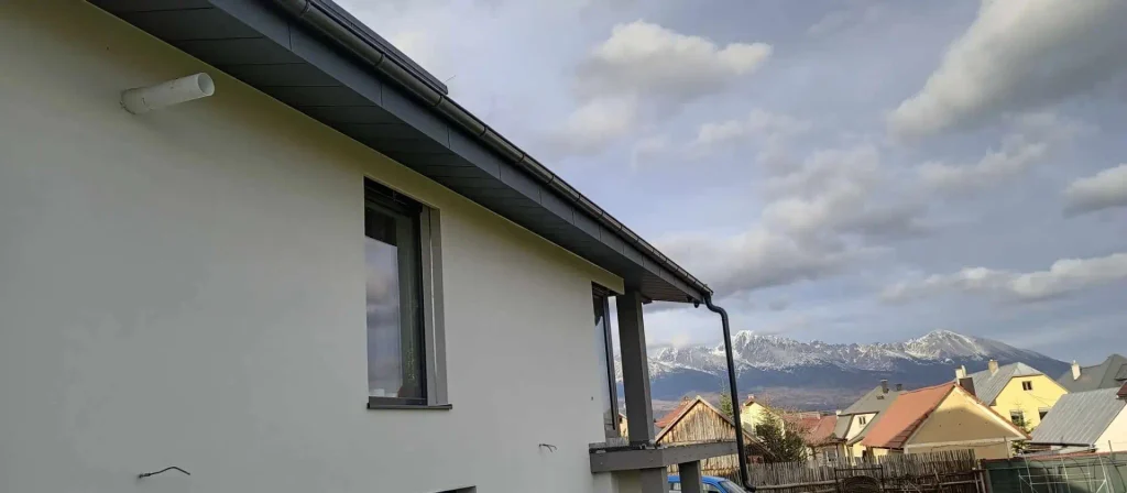 Komplexné podbitie a opláštenie strechy RD v Šuňave – antracitový hliník KJG - 7