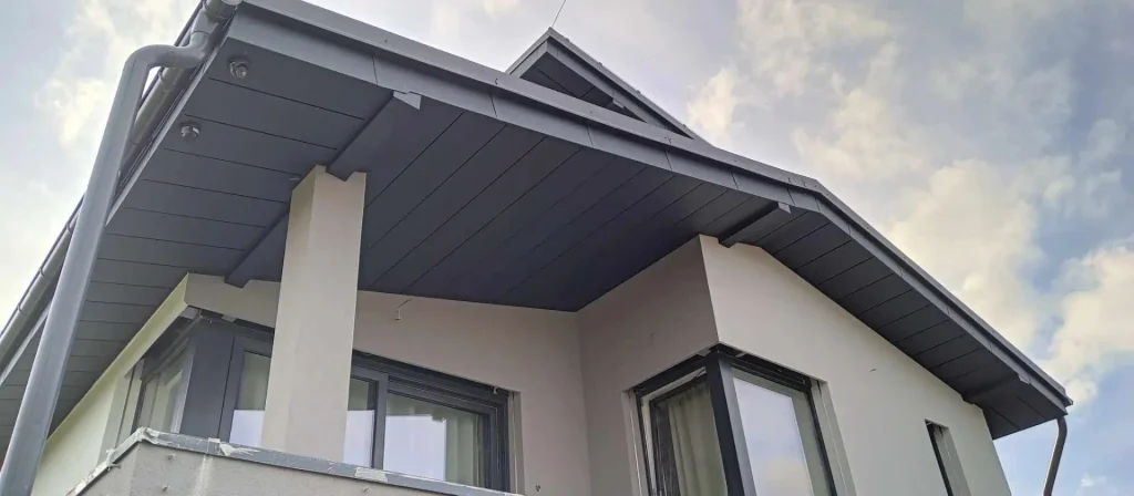 Komplexné podbitie a opláštenie strechy RD v Šuňave – antracitový hliník KJG - 10