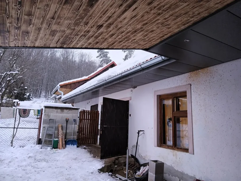 Dizajnová kombinácia SOFIT panelov a opáleného dreva v Trsťanoch - 4